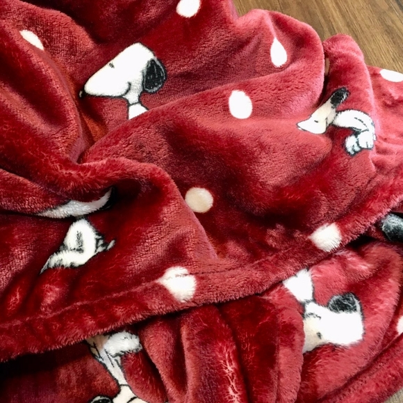 Berkshire Peanuts Snoopy Soft Polka Dot Throw Collection - Picture 3 of 3